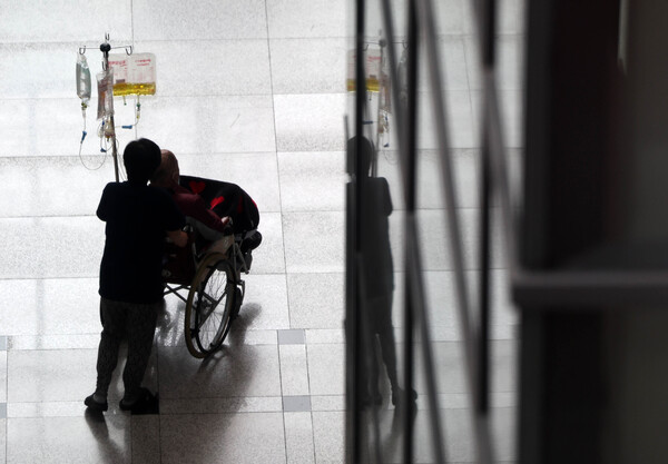 의정갈등이 지속되고 있는 지난 1일 서울시내 모 대학병원에서 휠체어를 탄 환자가 원내를 이동하고 있다. [사진제공=뉴시스]