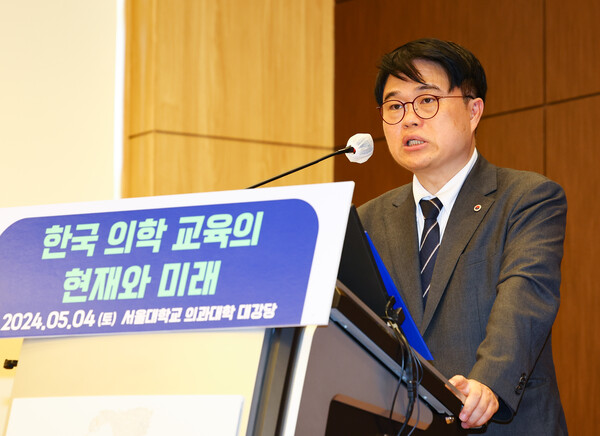 대한의사협회 임현택 회장이 지난 4일 서울 종로구 서울대학교 의과대학에서 열린 ‘한국 의학 교육의 현재와 미래’ 세미나에서 축사를 하고 있다. [사진제공=뉴시스]<br>