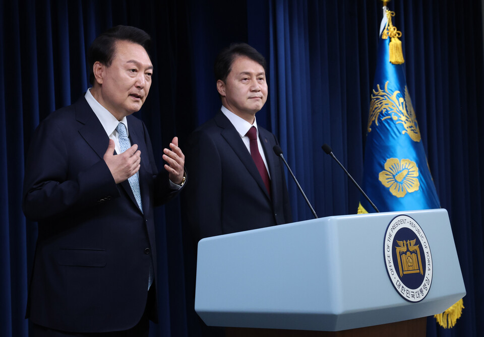 윤석열 대통령이 7일 서울 용산 대통령실 청사에서 민정수석으로 임명된 김주현 전 법무부 차관을 소개하고 있다. [사진제공=뉴시스]