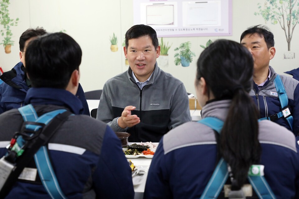 GS건설 허윤홍 사장이 서울 잠원동 메이플자이 현장에서 직원들과 아침식사를 하고 있다. [사진제공=GS건설]