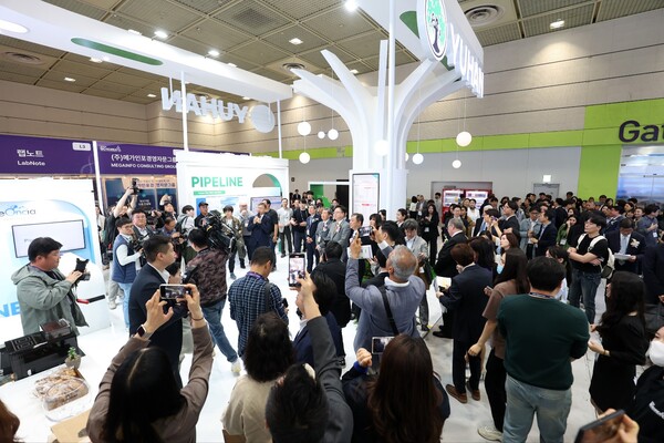 한국보건산업진흥원과 충청북도가 공동 주최하고 보건복지부가 후원하는 바이오코리아 2024(이하 바이오코리아)는 8일부터 10일까지 사흘 동안 서울 코엑스 C홀에서 열린다. 한국보건산업진흥원 차순도 원장 등 주요 내빈들이 8일 코엑스 C홀 전시장 안을 둘러보고 있다. [사진 제공=한국보건산업진흥원]