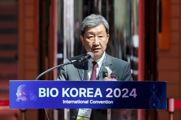 한국보건산업진흥원과 충청북도가 공동 주최하고 보건복지부가 후원하는 바이오코리아 2024(이하 바이오코리아)는 8일부터 10일까지 사흘 동안 서울 코엑스 C홀에서 열린다. 보건산업진흥원 차순도 원장이 8일 개회사를 발표하고 있다. [사진 제공=한국보건산업진흥원]