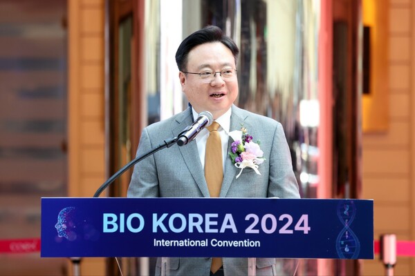 한국보건산업진흥원과 충청북도가 공동 주최하고 보건복지부가 후원하는 바이오코리아 2024(이하 바이오코리아)는 이날부터 10일까지 사흘 동안 서울 코엑스 C홀에서 열린다. 보건복지부 조규홍 장관이 축사를 하고 있다. [사진 제공=한국보건산업진흥원]