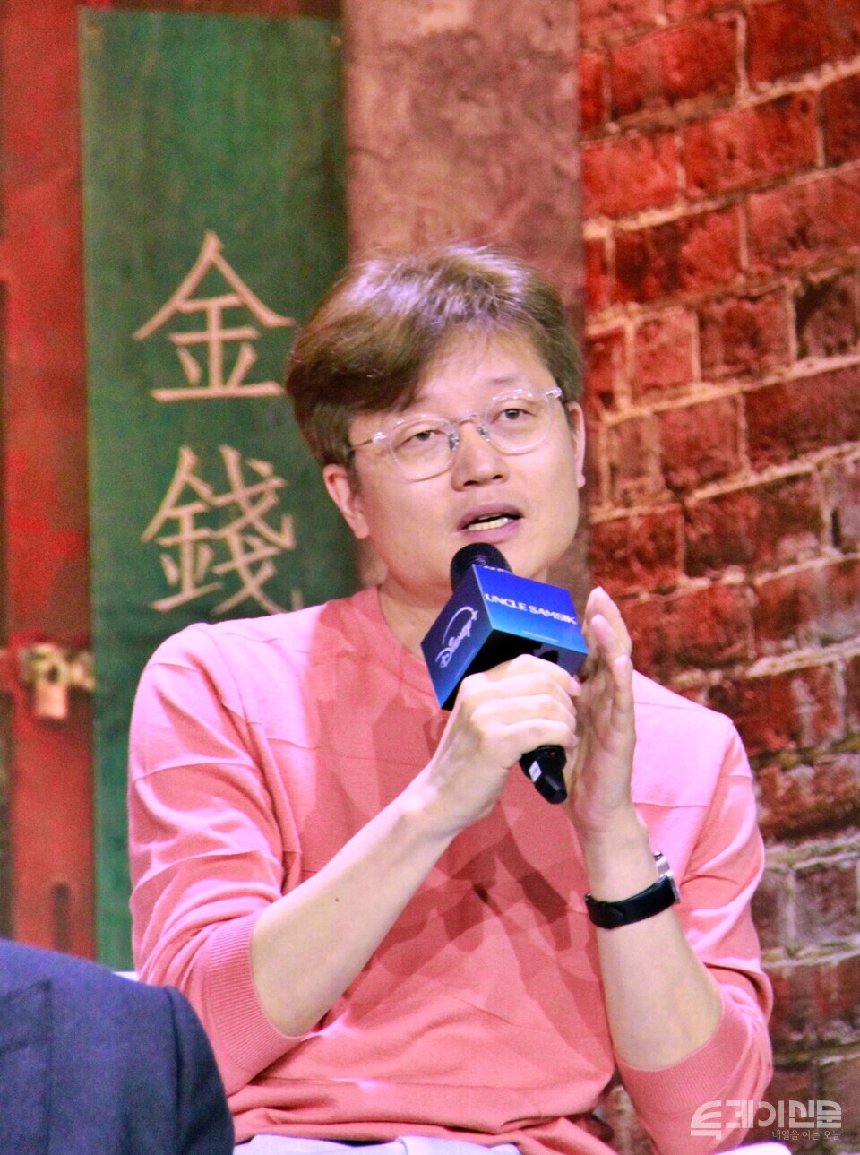 드라마 '삼식이 삼촌' 제작발표회에 참석한 감독 신연식이 질문에 답하고 있다. ⓒ투데이신문