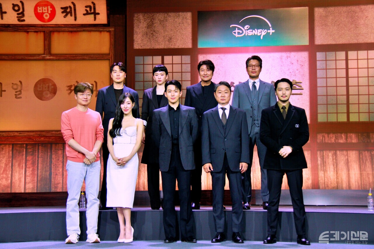 드라마 '삼식이 삼촌' 제작발표회가 마무리 된 후 감독과 배우들이 포토타임을 가지고 있다. ⓒ투데이신문