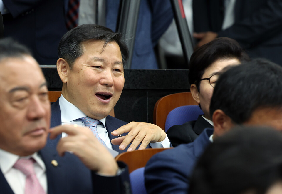 이철규(왼쪽 두번째) 국민의힘 의원이 2일 서울 여의도 국회에서 열린 국민의힘 의원총회에 참석하고 있다. [사진제공=뉴시스]