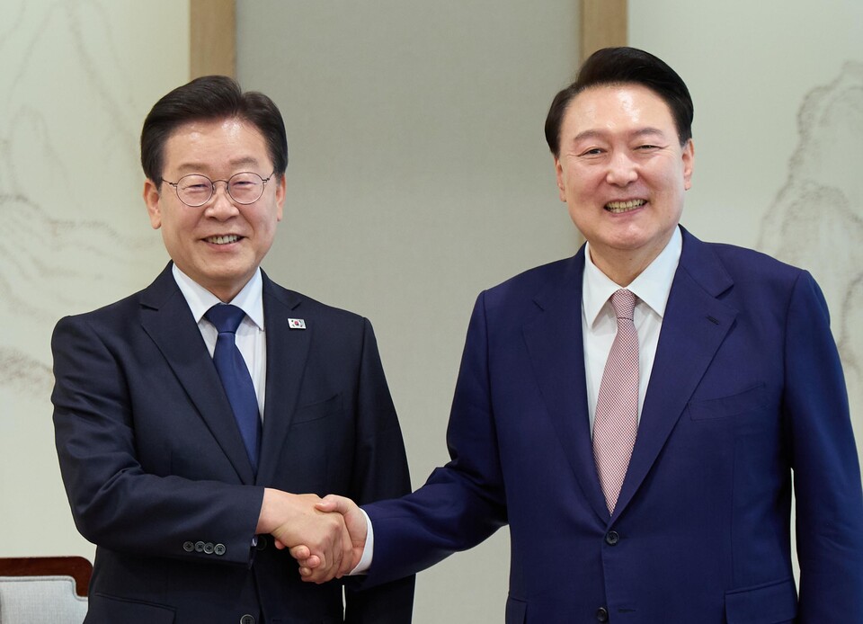 윤석열 대통령과 더불어민주당 이재명 대표가 29일 서울 용산 대통령실 집무실에서 열린 영수회담에서 악수하고 있다. 2024. 04. 29. [사진제공=뉴시스]