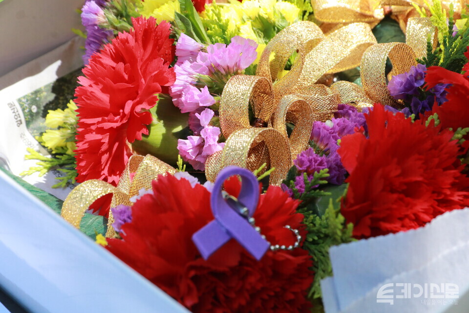 ‘거리에서 맞는 2번째 어버이날 기자회견’ 행사장 한편에 마련된 카네이션&nbsp;ⓒ투데이신문