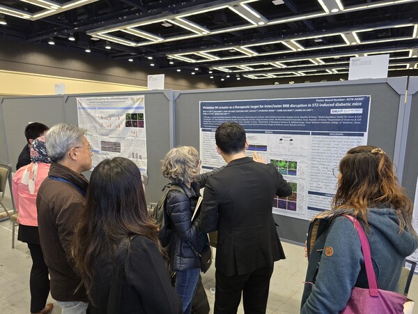 JW중외제약은 이달 5일부터 닷새간 미국 워싱턴주 시애틀에서 개최하고 있는 미국 시력안과학회(ARVO) 연례 학술대회에서 자체 개발 중인 H4R 길항제(코드명 비공개)의 전임상 결과를 포스터 발표했다. JW중외제약 관계자가 참관객에게 H4R 길항제 전임상 결과를 설명하고 있다. [사진 제공=JW중외제약]