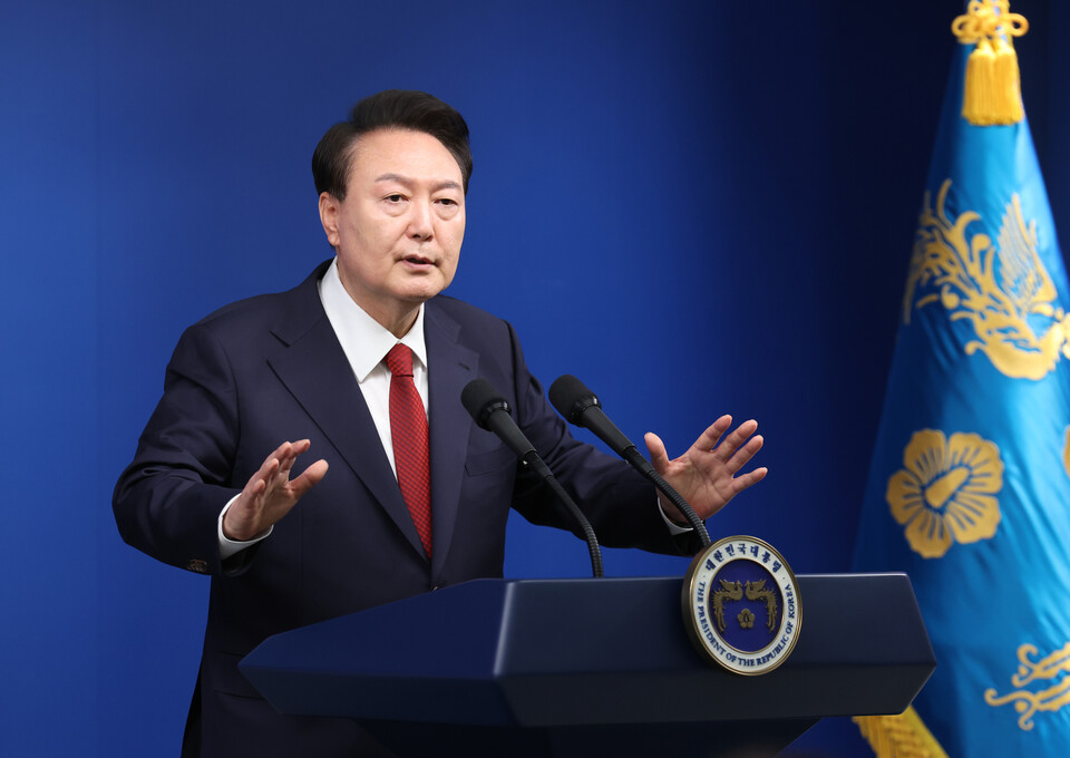 윤석열 대통령이 9일 서울 용산 대통령실 청사에서 열린 취임 2주년 기자회견에서 출입기자들의 질문에 답변하고 있다. [사진제공=뉴시스]