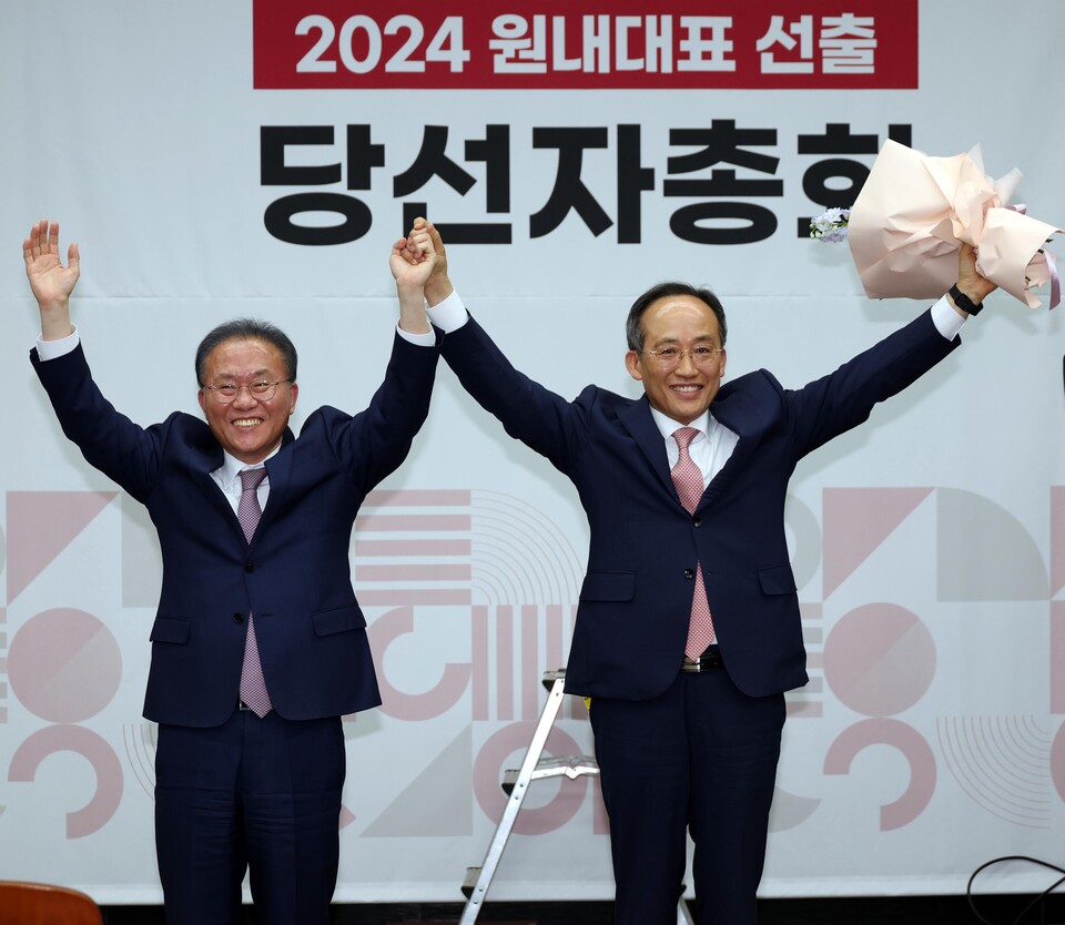 추경호 국민의힘 신임 원내대표가 9일 국회에서 열린 제22대 원내대표 선출 당선자총회에서 당선 확정 후 꽃다발을 들고 윤재옥 전 원내대표와 기념촬영을 하고 있다. [사진제공=뉴시스]