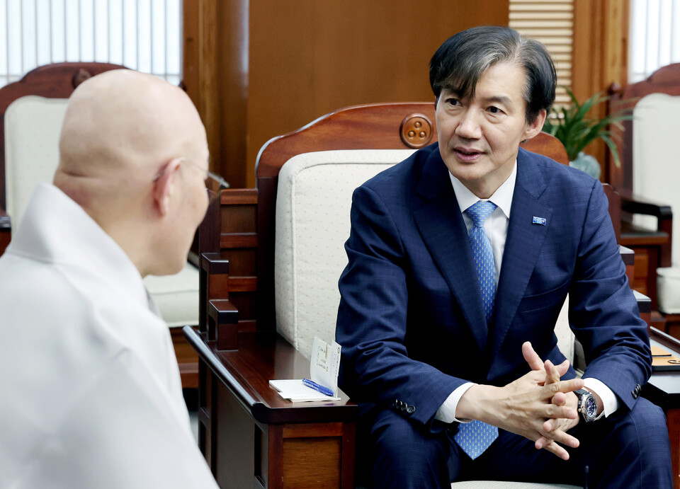 조국혁신당 조국 대표가 지난 8일 서울 종로구 한국불교역사문화기념관에서 대한불교조계종 총무원장 진우 스님과 면담하고 있다. [사진제공=뉴시스]