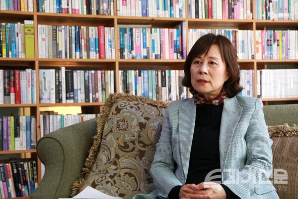 커뮤니케이션북스 최정엽 전무가 인터뷰에 응하고 있다. ⓒ투데이신문