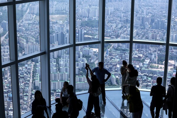 10일 서울 송파구 롯데월드타워 서울스카이에서 관람객들이 서울 시내를 내려다보고 있다. [사진제공=뉴시스]