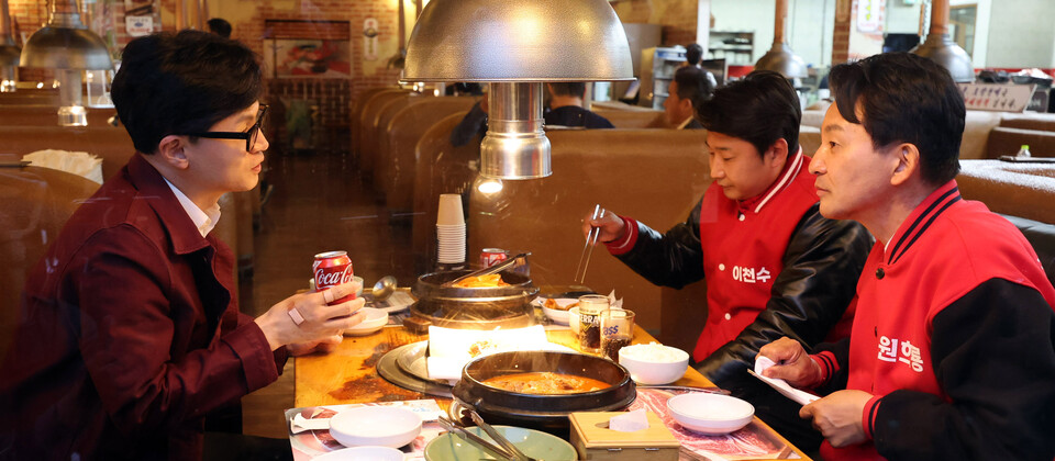 4·10 총선 이틀을 앞둔 8일 오후 국민의힘 한동훈 비상대책위원장 겸 총괄 선거대책위원장이 인천 계양구 한 식당에서 계양을에 출마한 원희룡 후보의 식사 자리에서 대화하고 있다. 2024.04.08 [사진제공=뉴시스]