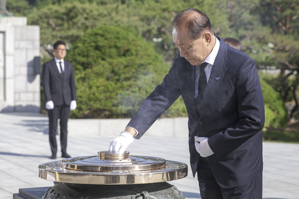 황우여 국민의힘 비상대책위원장이 14일 서울 동작구 국립서울현충원을 찾아 현충탑에 분향하고 있다. [사진제공=뉴시스]