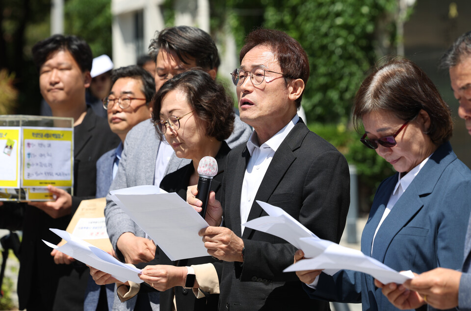 서울시 조희연 교육감 16일 오전 서울 중구 서울시의회 앞에서 열린 ‘서울특별시 학생인권 조례 폐지조례 재의 요구 기자회견’에서 발언하고 있다. [사진제공=뉴시스]