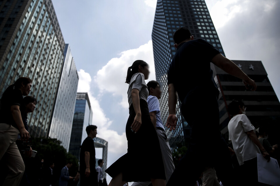 서울 종로구 세종대로에서 직장인들이 걸음을 옮기고 있다. [사진제공=뉴시스]