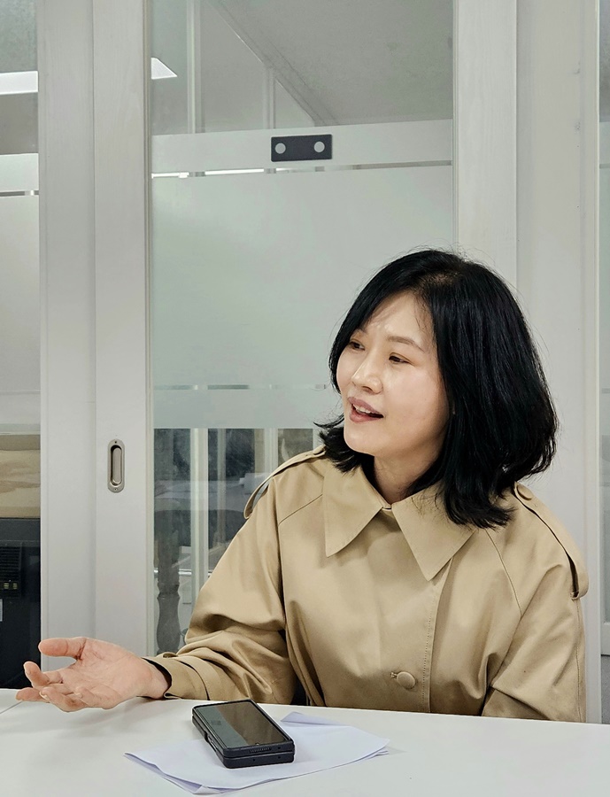 김행숙 시인이 투데이신문과 인터뷰를 가지고 있다.&nbsp; ⓒ투데이신문<br>