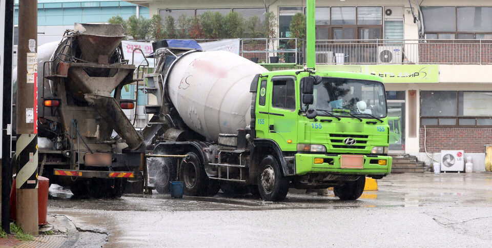 인천의 한 레미콘 공장에서 차량들이 운행하고 있다. [사진제공=뉴시스]