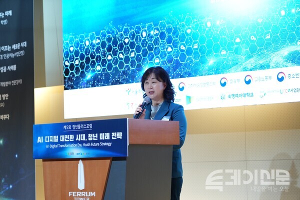 22일 오후 2시 서울시 중구 페럼타워에서&nbsp;‘AI‧디지털 대전환 시대, 청년 미래 전략’을 주제로 진행된 제5회 청년플러스포럼에서 박애경 투데이신문 대표이사 겸 청년플러스포럼 공동위원장이 발언하고 있다. ⓒ투데이신문<br>