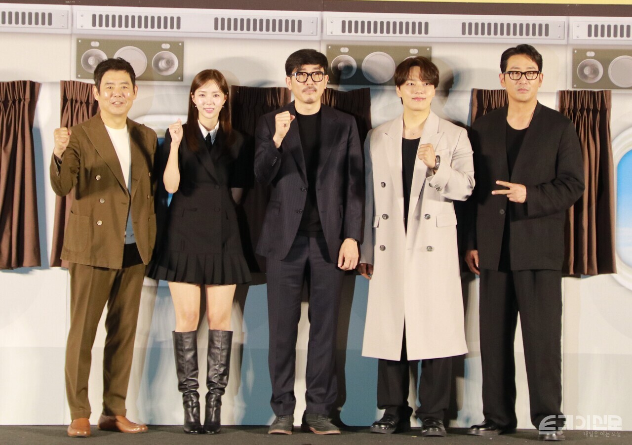 22일 오전 ‘하이재킹’ 제작보고회에 입장한 배우들과 김성한 감독이 포즈를 취하고 있다. ⓒ투데이신문​​​​​​