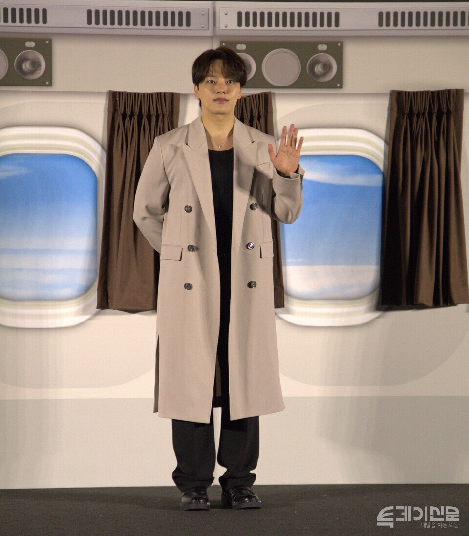 &nbsp;‘하이재킹’ 제작보고회에서 취재진을 향해 인사하고 있는 여진구 배우 ⓒ투데이신문