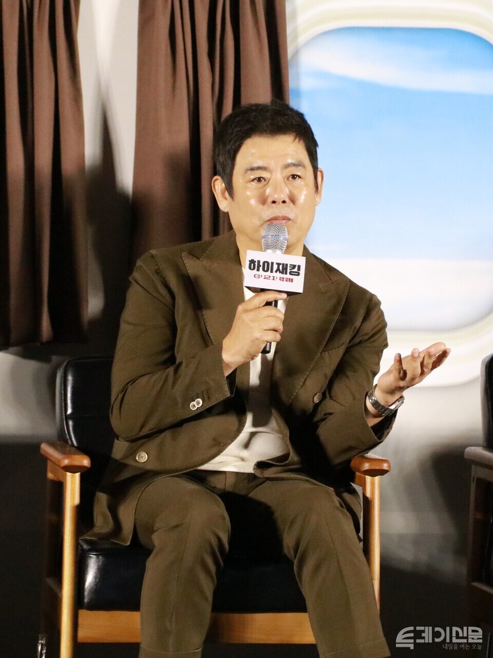 ‘하이재킹’ 제작보고회에서 질문에 답하고 있는 성동일 배우 ⓒ투데이신문