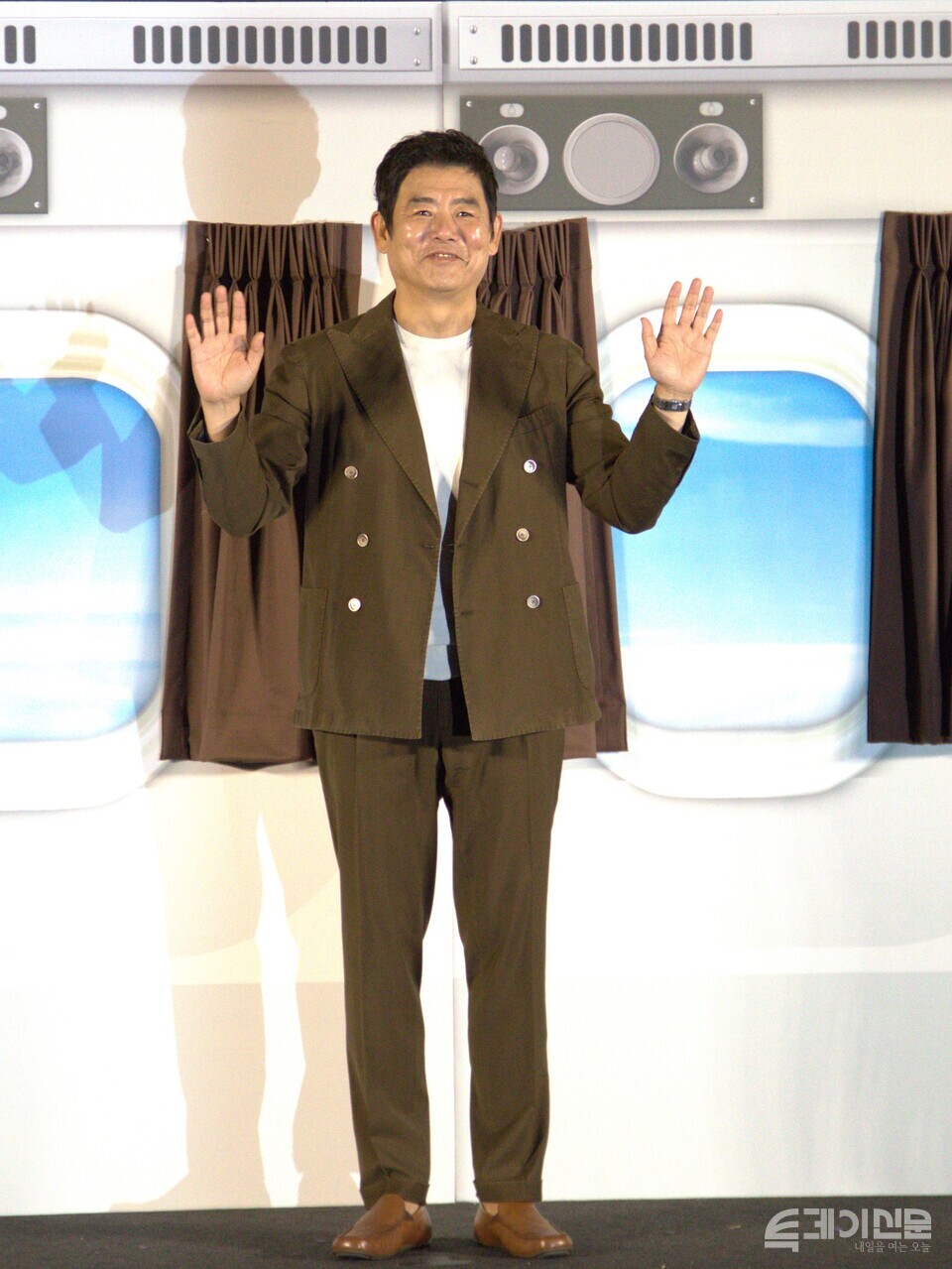 ‘하이재킹’ 제작보고회에서 취재진을 향해 인사하고 있는 성동일 배우 ⓒ투데이신문