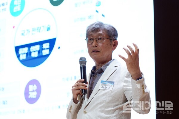 22일 오후 서울시 중구 페럼타워에서&nbsp;‘AI‧디지털 대전환 시대, 청년 미래 전략’을 주제로 진행된 제5회 청년플러스포럼에서 인천대학교 이현규 정보기술대학 컴퓨터공학부 교수가 발표하고 있다. ⓒ투데이신문<br>