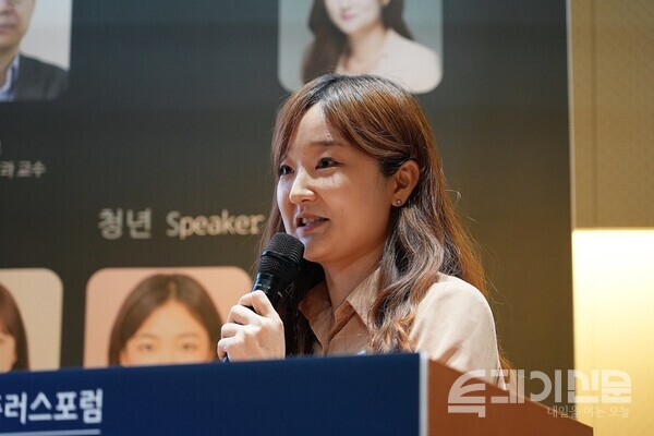 22일 서울시 중구 페럼타워에서&nbsp;‘AI‧디지털 대전환 시대, 청년 미래 전략’을 주제로 진행된 제5회 청년플러스포럼에서 유니유니 한수연 대표가&nbsp;발표하고 있다. ⓒ투데이신문