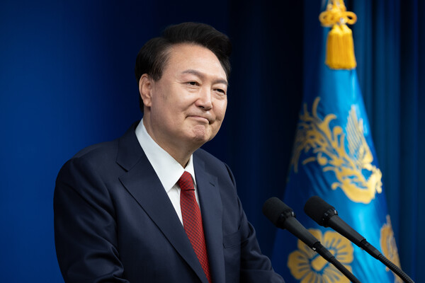 윤석열 대통령이&nbsp;지난 9일 서울 용산 대통령실 청사 브리핑룸에서 취임 2주년 기자회견을 열고 있다.&nbsp;[사진출처=뉴시스]