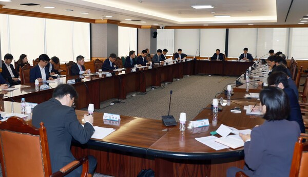 23일 서울 중구 은행회관에서 제1차 부동산PF 연착륙 대책 점검회의가 열리고 있다. [사진제공=금융위원회]