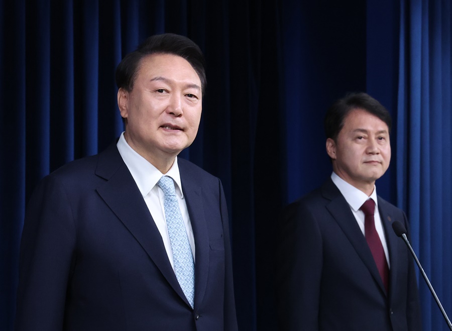 윤석열 대통령이 5월 7일 서울 용산 대통령실 청사에서 민정수석에 김주현(오른쪽) 전 법무부 차관을 임명 발표하고 있는 모습 [사진제공=뉴시스]<br>