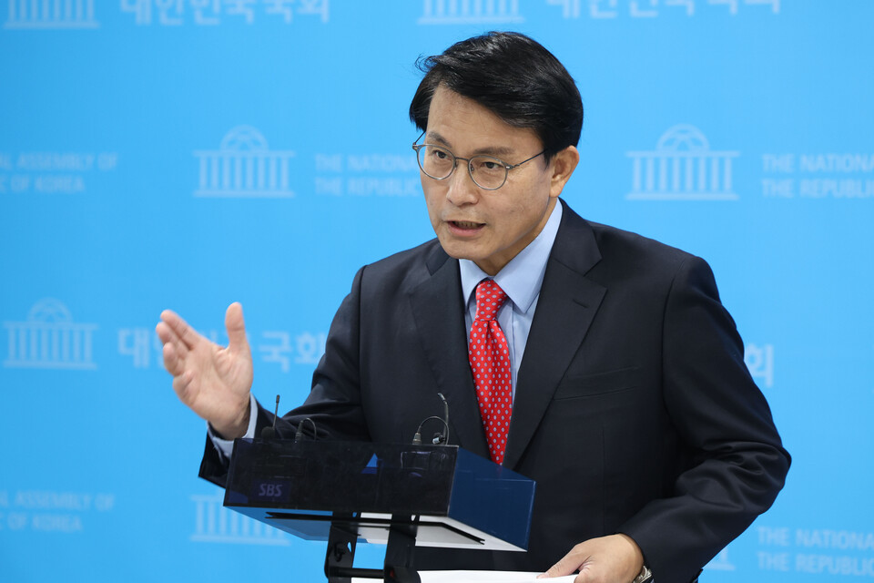 국민의힘 윤상현 의원이 13일 오전 서울 여의도 국회 소통관에서 열린 ‘라인야후’ 사태 관련 기자회견에서 취재진 질문에 답하고 있다. 2024.05.13. [사진제공=뉴시스]