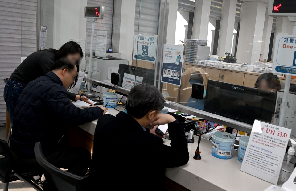 광주 남구 소재 모 행정복지센터에서 민원인들이 행정 서류를 발급받고 있다. [사진제공=뉴시스]<br>