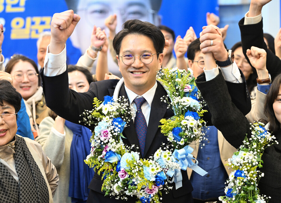 전용기 더불어민주당 화성정 당선인이 10일 오후 경기도 화성시 선거사무소에서 당선이 확실시되자 환호하고 있다. 2024.04.10. [사진제공=뉴시스]