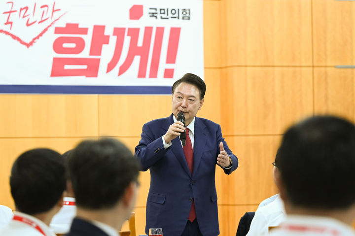 윤석열 대통령이 30일 충남 천안 재능교육연수원에서 열린 제22대 국민의힘 국회의원 워크숍에서 인사말을 하고 있다.[사진출처=뉴시스]<br>