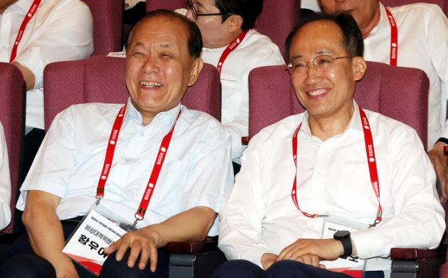 국민의힘 황우여 비상대책위원장과 추경호 원내대표가 30일 오후 충남 천안 재능교육연수원에서 열린 국민의힘 제22대 국회의원 워크숍에서 미소를 짓고 있다.[사진출처=뉴시스]