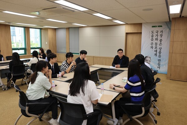 지난달 31일 유한양행 본사에서 열린 기업투어에서 참석자들이 소그룹 멘토링을 진행하고 있다. [사진 제공=유한양행]