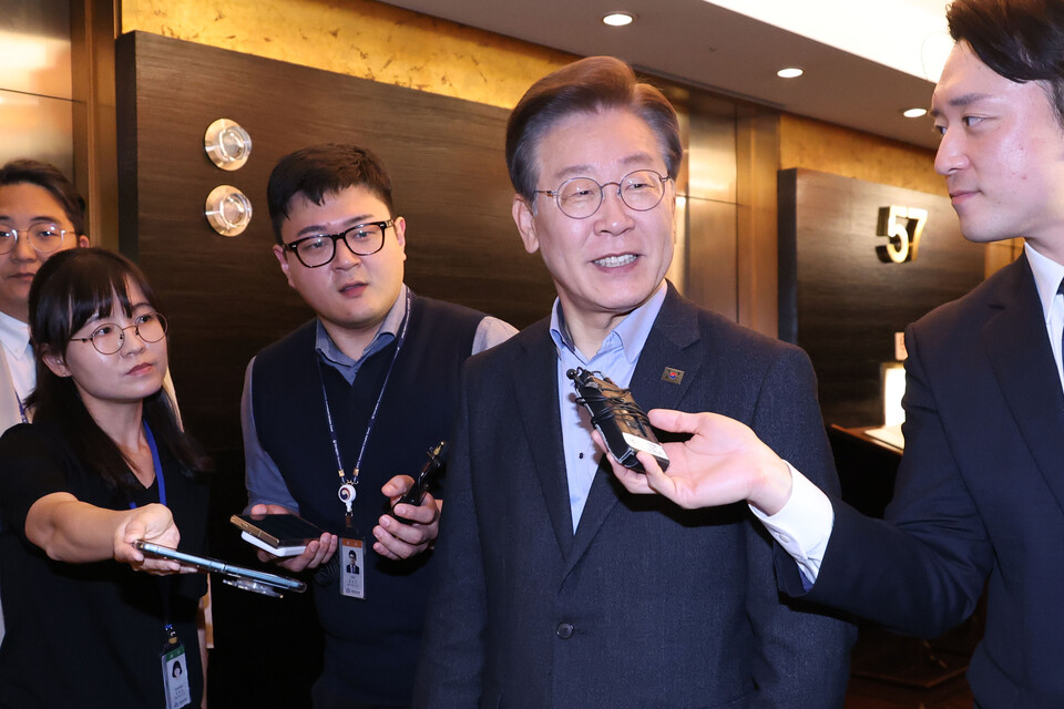 이재명 더불어민주당 대표가 3일 서울 여의도 내 한 중식당에서 5선 의원들과 오찬 행사를 위해 이동하고 있다. [사진제공=뉴시스]