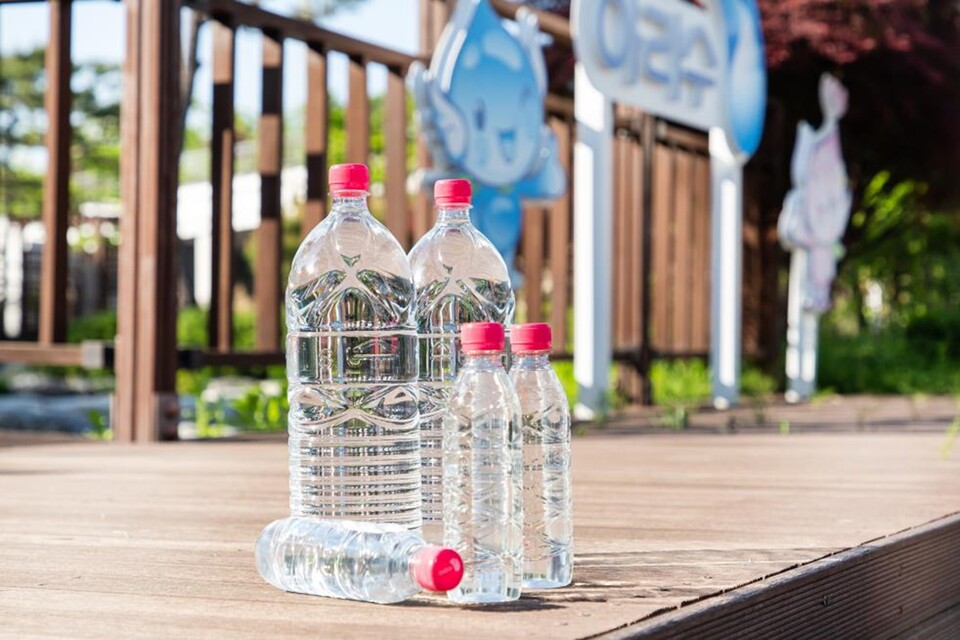 서울시가 4일 올해부터 수돗물(아리수) 물병 용기를 100% 재생플라스틱으로 생산한다고 밝혔다. [사진제공=서울시]