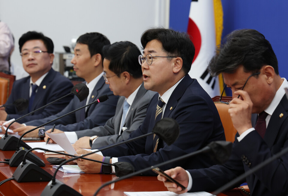 박찬대 더불어민주당 원내대표가 4일 서울 여의도 국회에서 열린 당 원내대책회의에서 모두발언하고 있다. [사진제공=뉴시스]