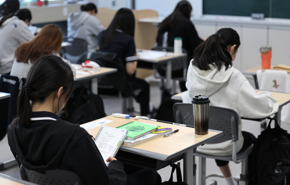 2025학년도 대학수학능력시험 6월 모의평가가 치러진 4일 대구 수성구 소재 모 고등학교에서 고3 수험생들이 시험 시작 전 공부를 하고 있다. [사진제공=뉴시스]