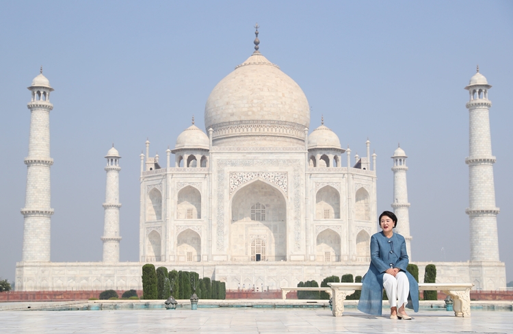 김정숙 여사가 지난 2018년 11월 우타르프라데시주 아그라 타지마할을 방문해 건물을 둘러보고 있다. [사진출처=뉴시스]&nbsp;<br>
