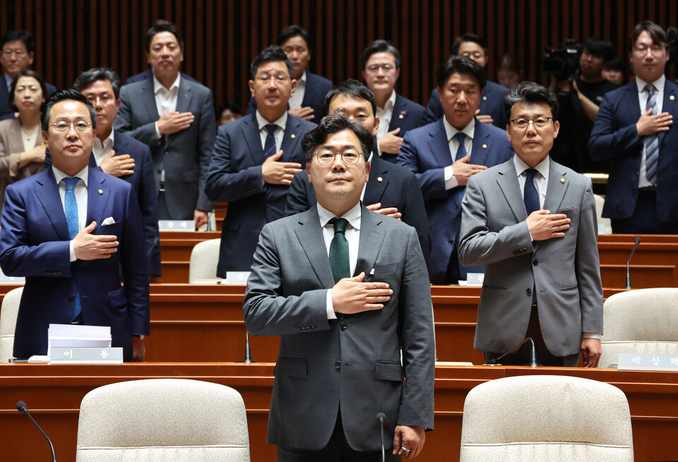 박찬대(가운데) 원내대표 등 더불어민주당 의원들이 13일 오전 서울 여의도 국회에서 열린 정책의원총회에서 국기에 대한 경례를 하고 있다. [사진제공=뉴시스]