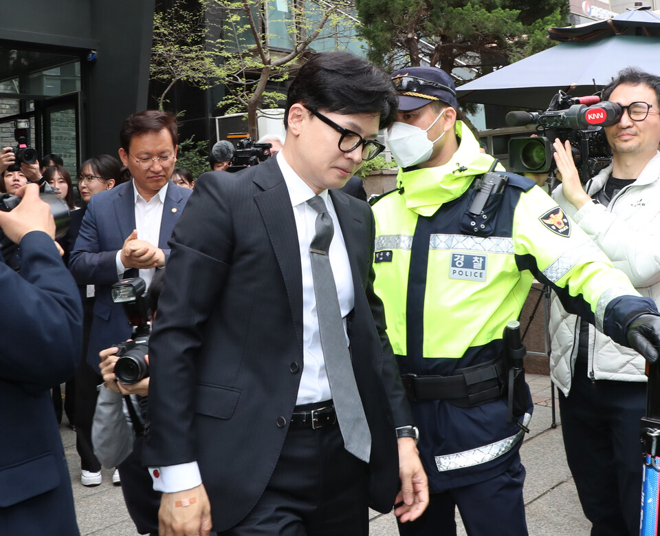 한동훈 국민의힘 비상대책위원장이 11일 오전 서울 여의도 중앙당사에서 제22대 총선 관련 입장발표를 마친 후 당사를 나서 차량으로 향하고 있다. 2024. 04. 11. [사진제공=뉴시스]