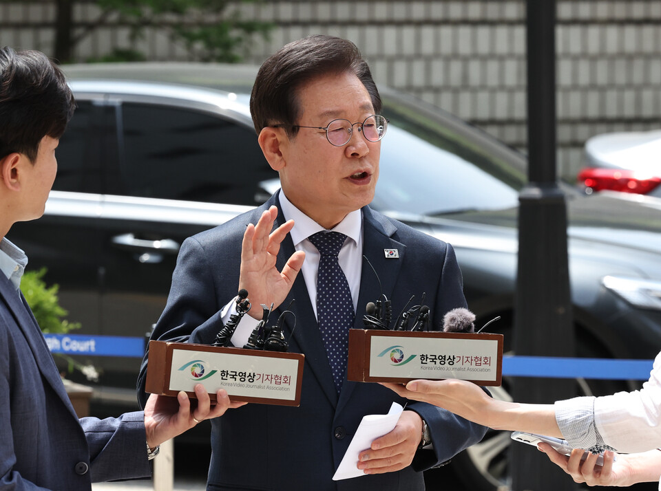 이재명 더불어민주당 대표가 14일 서울 서초구 서울중앙지방법원에서 열린 자신의 공직선거법 위반 혐의(故 김문기 성남도시개발공사 개발1처장, 백현동 부지 용도변경과 관련해 허위사실을 공표한 혐의) 24차 공판에 출석하며 발언하고 있다. [사진제공=뉴시스]