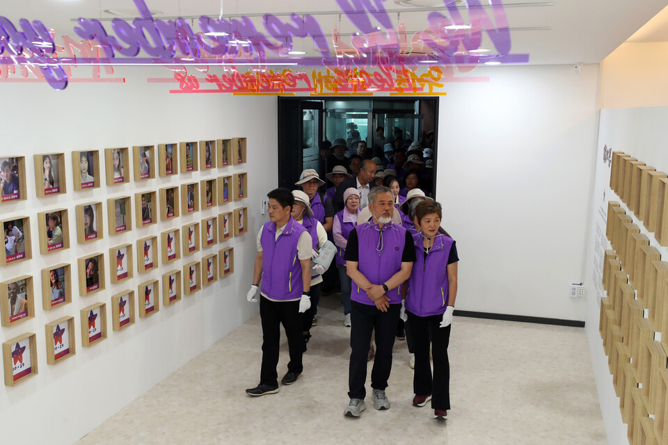 이태원 참사 유가족들이 지난 16일 서울 중구 부림빌딩 내 임시 기억·소통공간 '별들의집'에 들어서고 있다.  [사진제공=뉴시스]