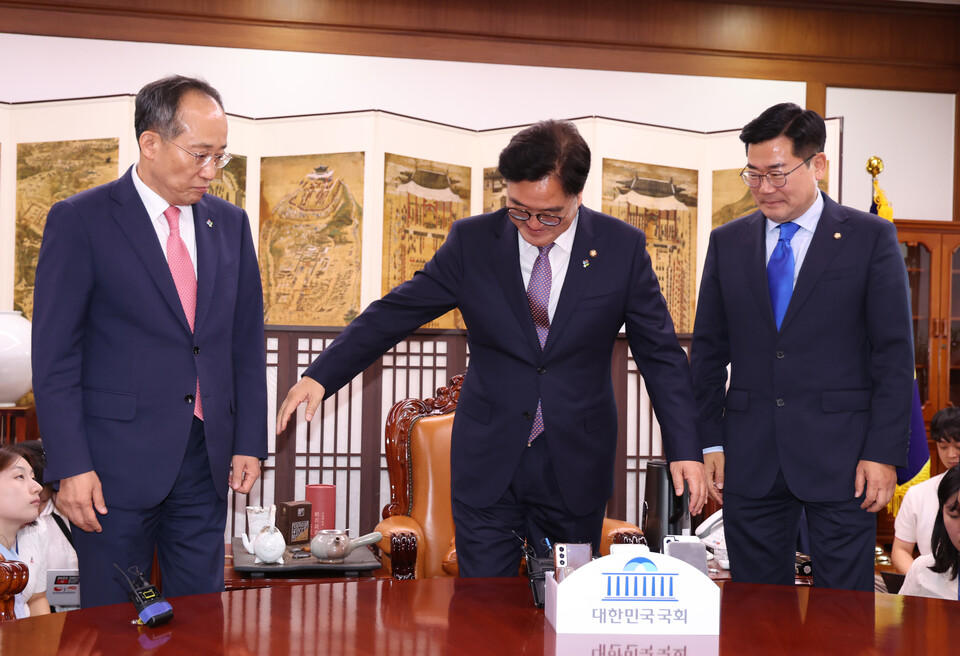 우원식(가운데) 국회의장이 17일 서울 여의도 국회 의장실에서 22대 국회 원구성 관련 논의를 위해 추경호(왼쪽) 국민의힘, 박찬대 더불어민주당 원내대표와 회동, 기념촬영하기 위해 손을 잡고 있다. 2024.06.17. [사진제공=뉴시스]